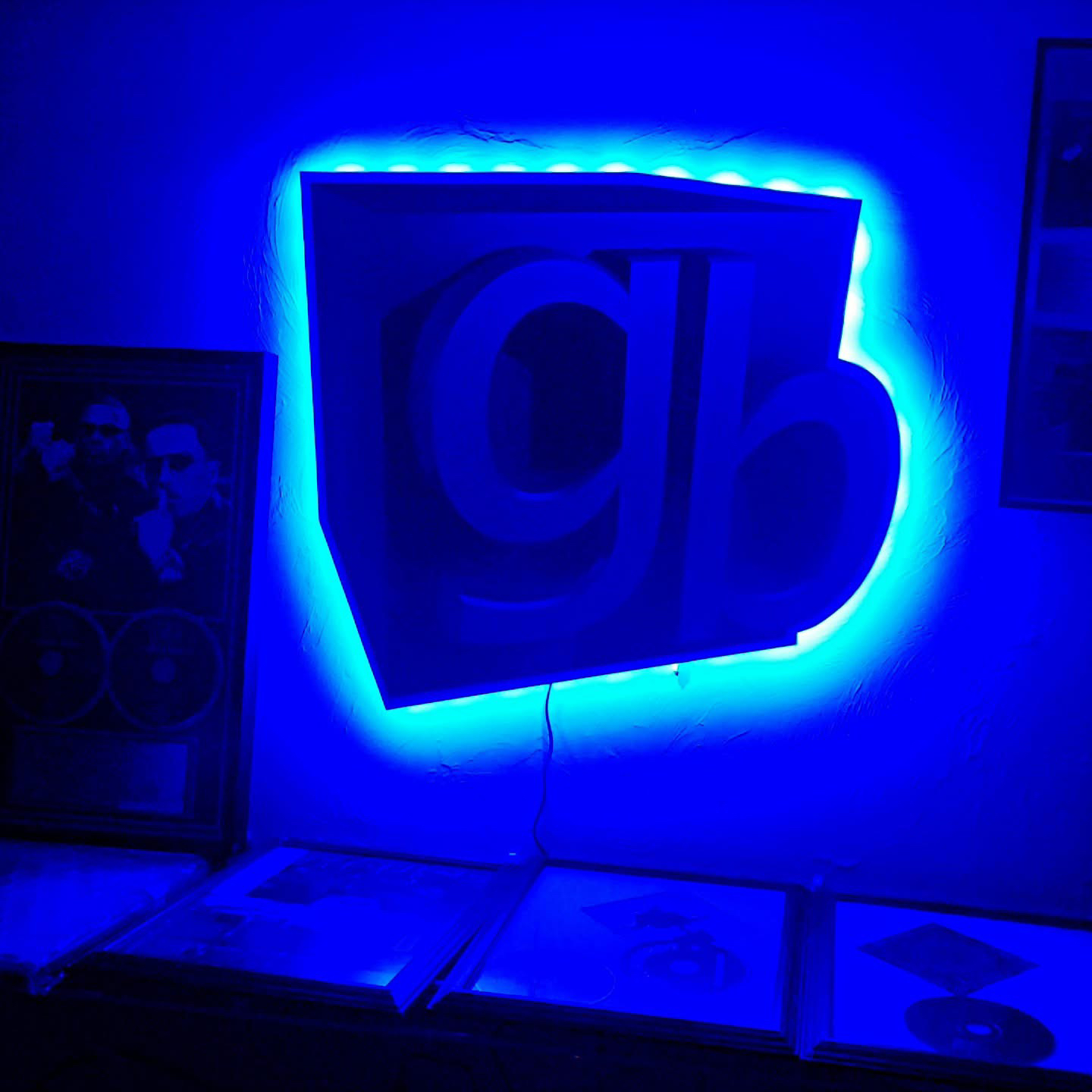 Letrero de neón del logo de Gravity Blu