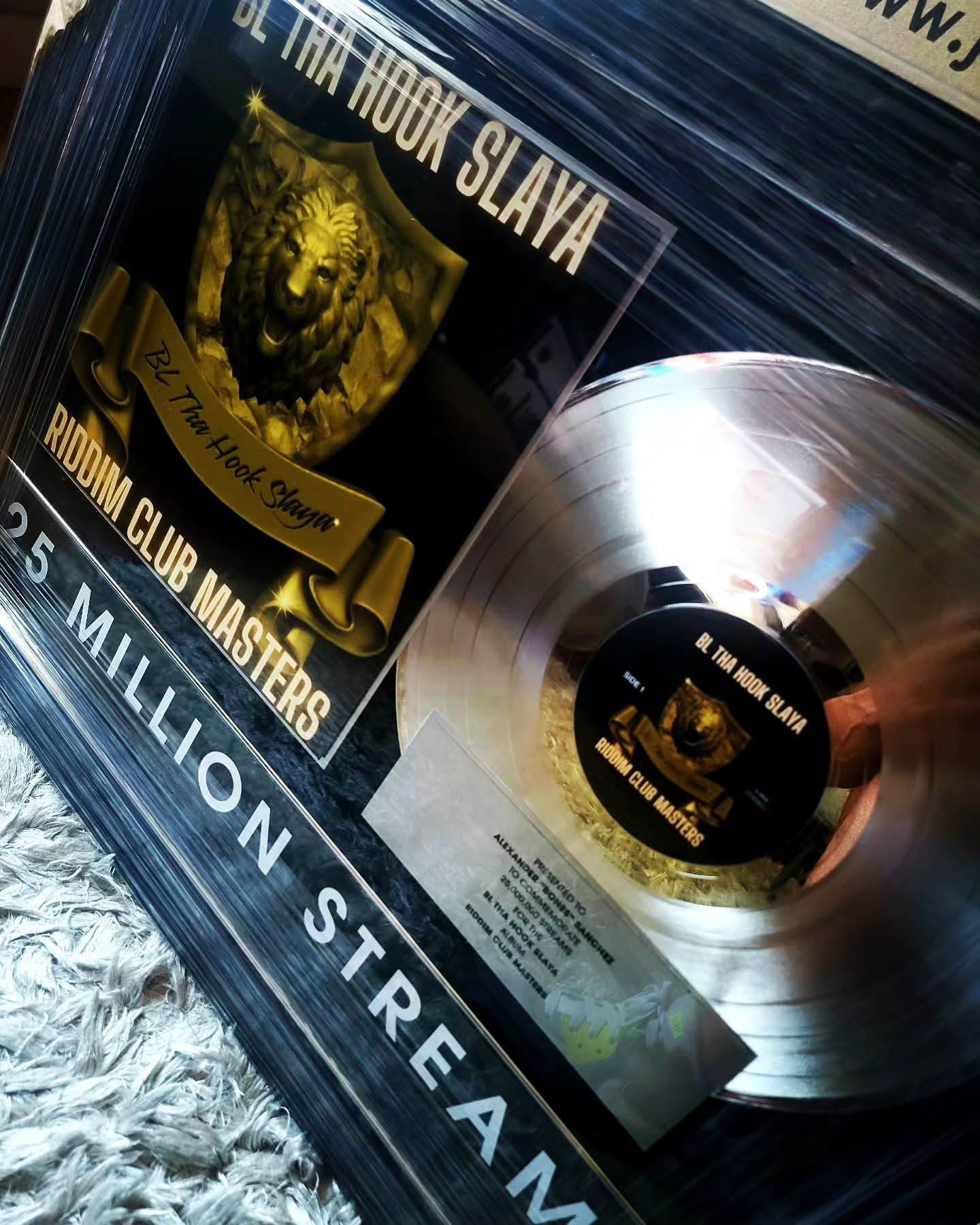 Placa física de la industria: "Presented to Alexander 'Bones' Sanchez to commemorate 25,000,000 streams for the BL Tha Hook Slaya Riddim Club Masters album" — segunda fuente independiente de su nombre real.