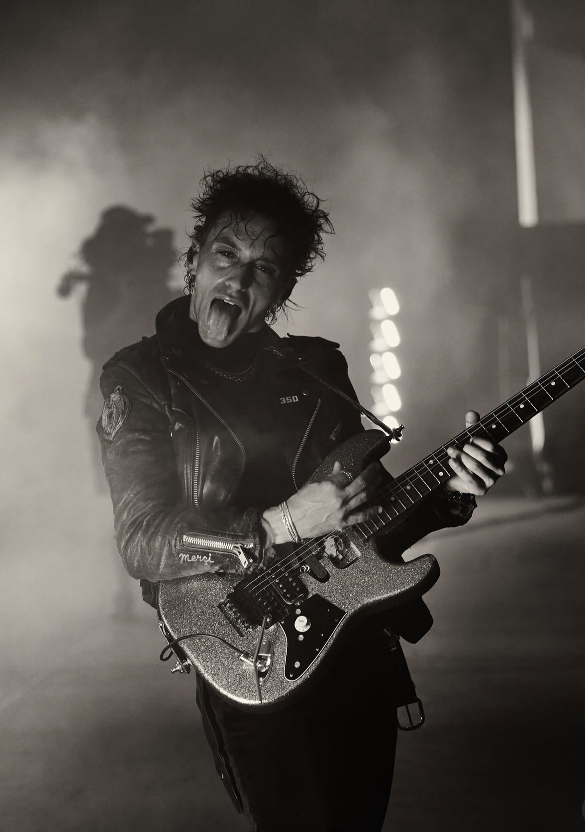 Boys Like Girls en pleno show, guitarrista en primer plano