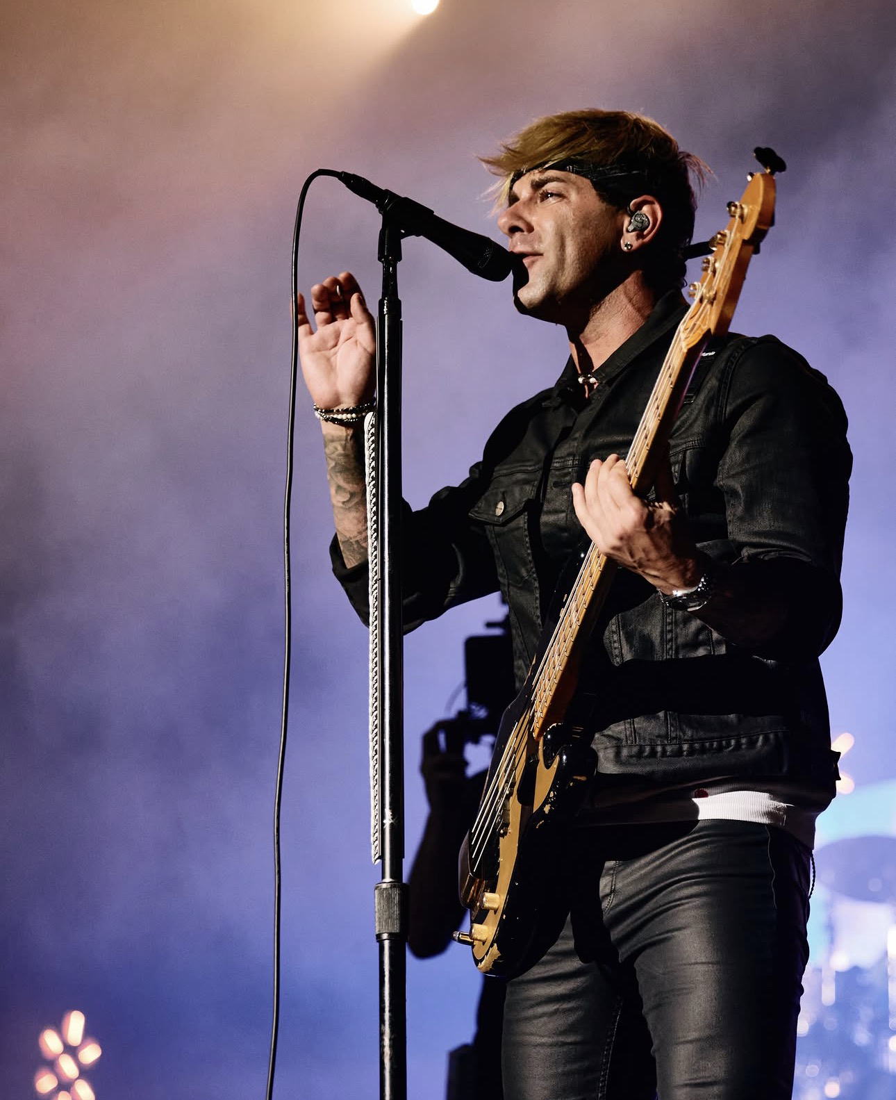 El bajista de Boys Like Girls cantando en el micrófono