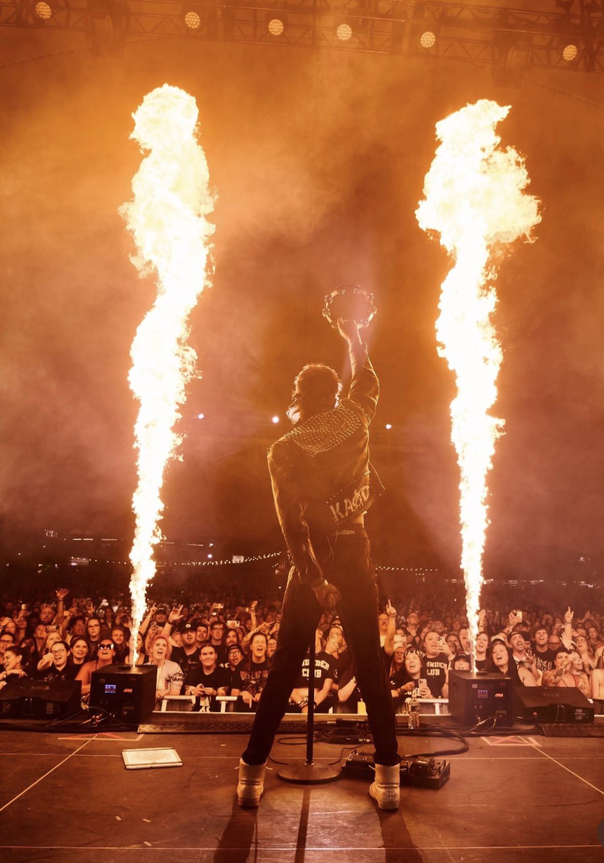 Silueta de Boys Like Girls entre llamas pirotécnicas