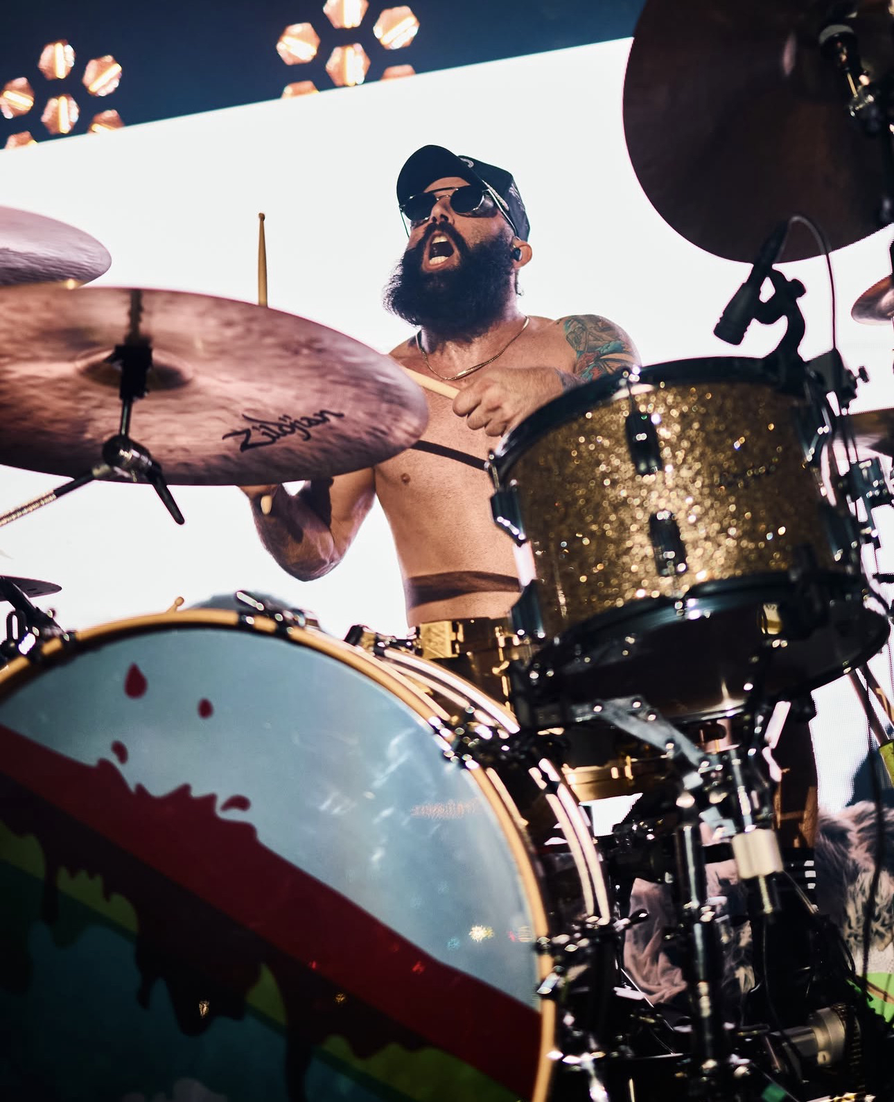 El baterista de Boys Like Girls en pleno show