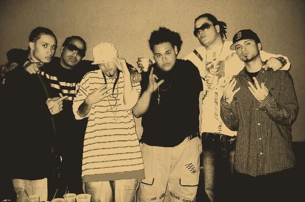 Brujo y D Voiz en el club, junto a Dinkylon, Apoka, Pinchito y Grizzly.