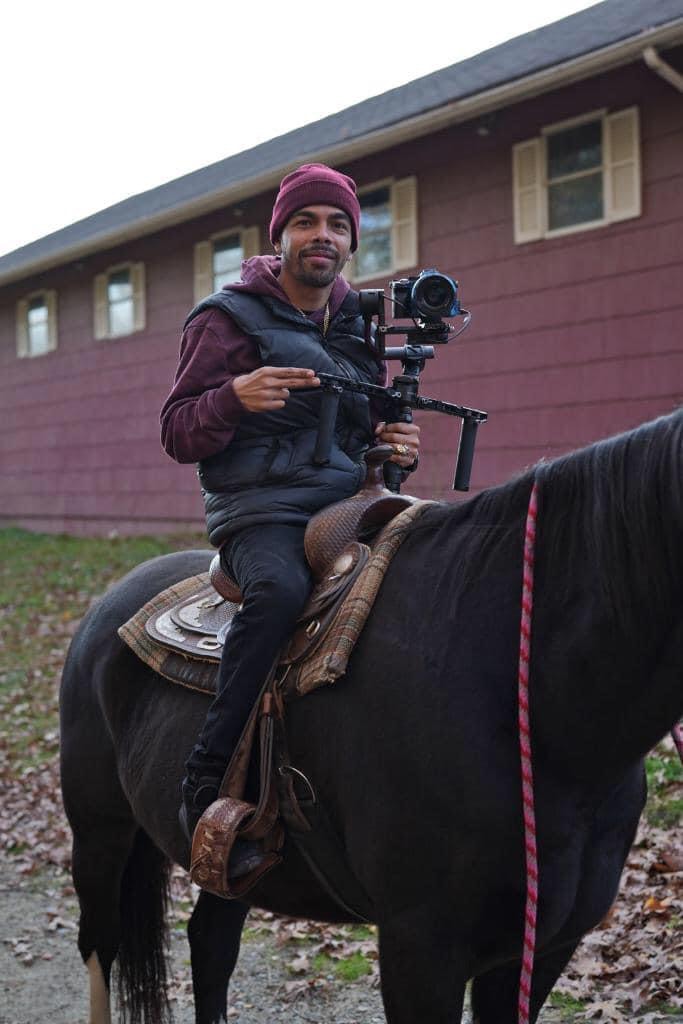 Joseph Rivers dirigiendo el video musical "Me Lo Advertia".