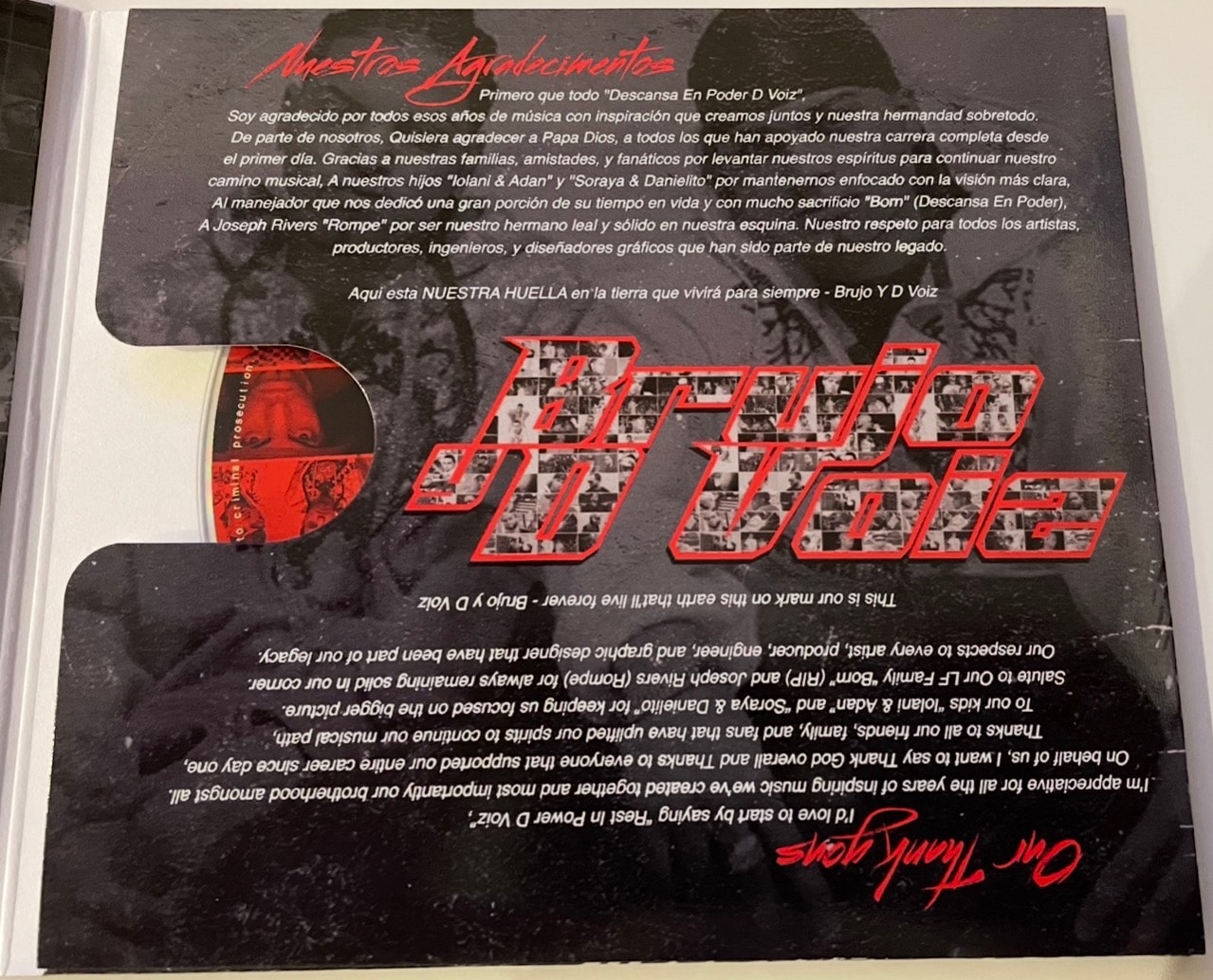 Página de agradecimientos del folleto físico de "Nuestra Huella", donde Brujo y D Voiz reconocen a Joseph Rivers ("Rompe") como "hermano leal y sólido" del proyecto, junto a una dedicatoria a la memoria de D Voiz y Born.