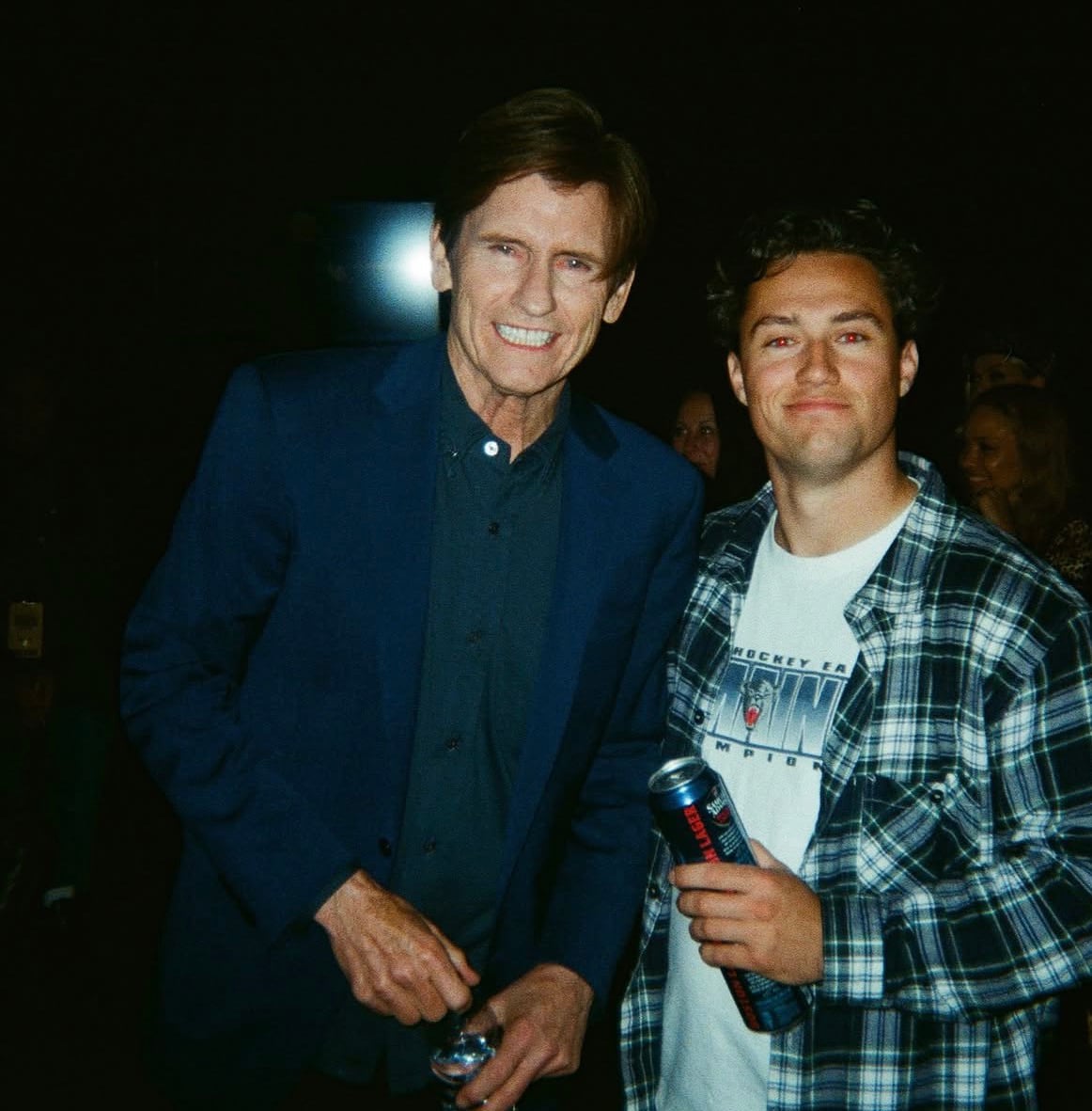 Alec Flynn posa junto a Denis Leary.