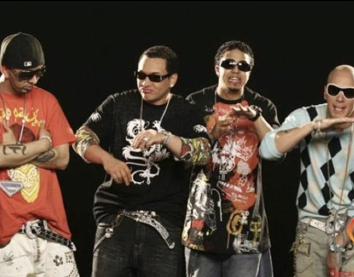 Doble A y Nales junto a Alexis y Fido durante el rodaje de "5 Letras," de Sobrenatural (2007).