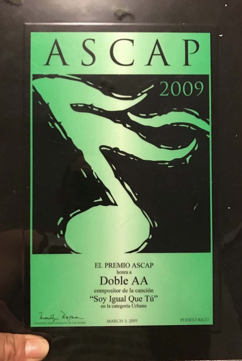 Placa oficial del Premio ASCAP, 3 de marzo de 2009: "El Premio ASCAP honra a Doble AA, compositor de la canción 'Soy Igual Que Tú,' en la categoría Urbano."