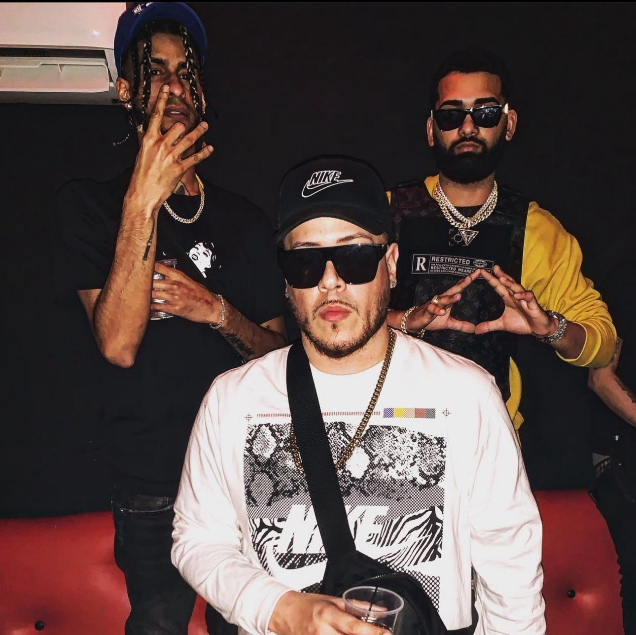 Kam Yadier junto a YOVNGCHIMI y otro integrante del círculo de Agresivo Recordz