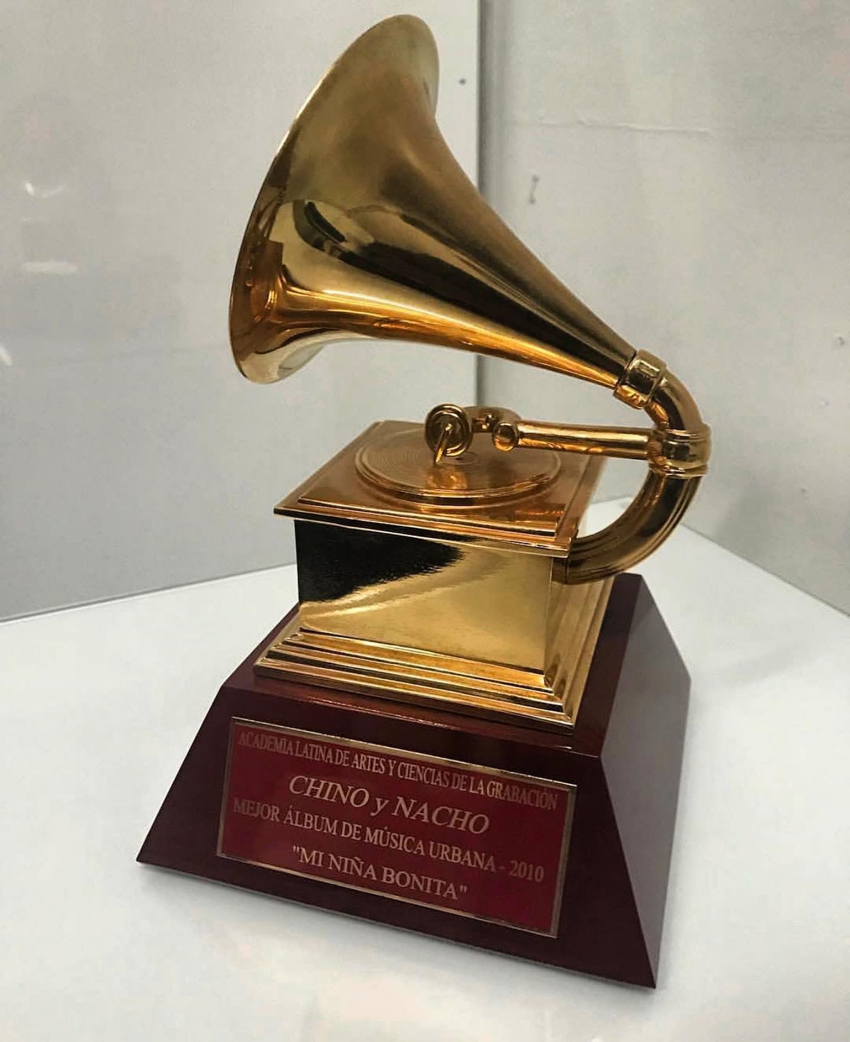 Placa oficial del Latin Grammy — Chino y Nacho, Mejor Álbum de Música Urbana, 2010, 'Mi Niña Bonita'