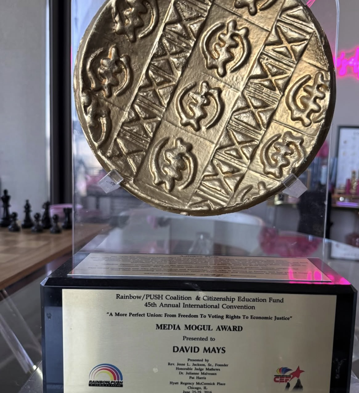 Placa del Media Mogul Award 2016 de la Rainbow/PUSH Coalition, entregada a David Mays