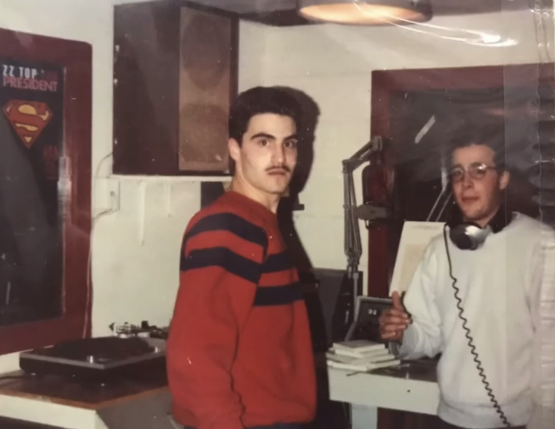 David Mays, a la izquierda, en la cabina de radio de WHRB junto a su compañero Jonathan Shecter
