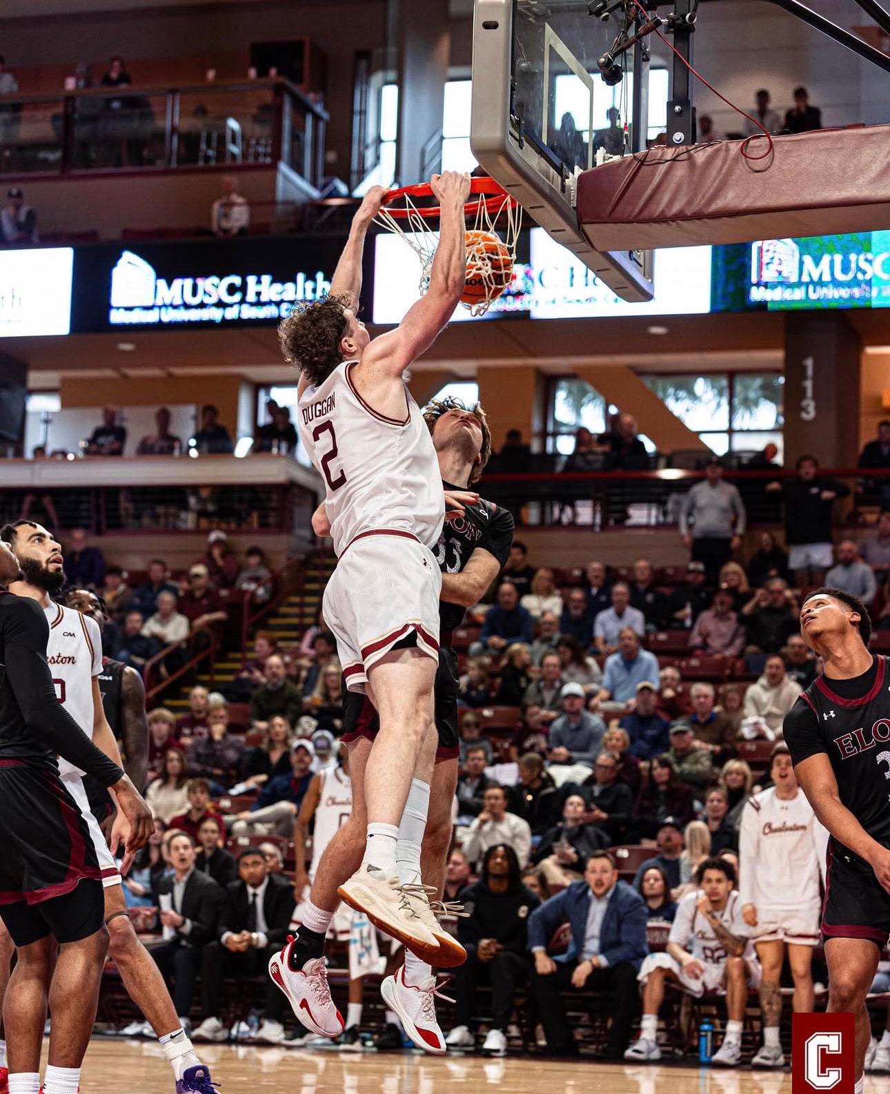 Colby Duggan machacando el aro con el uniforme de College of Charleston