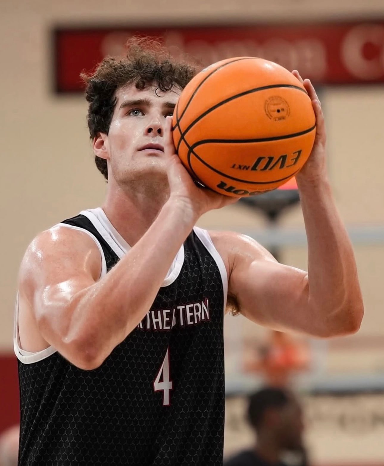 Mike Loughnane tirando un libre con el uniforme de Northeastern
