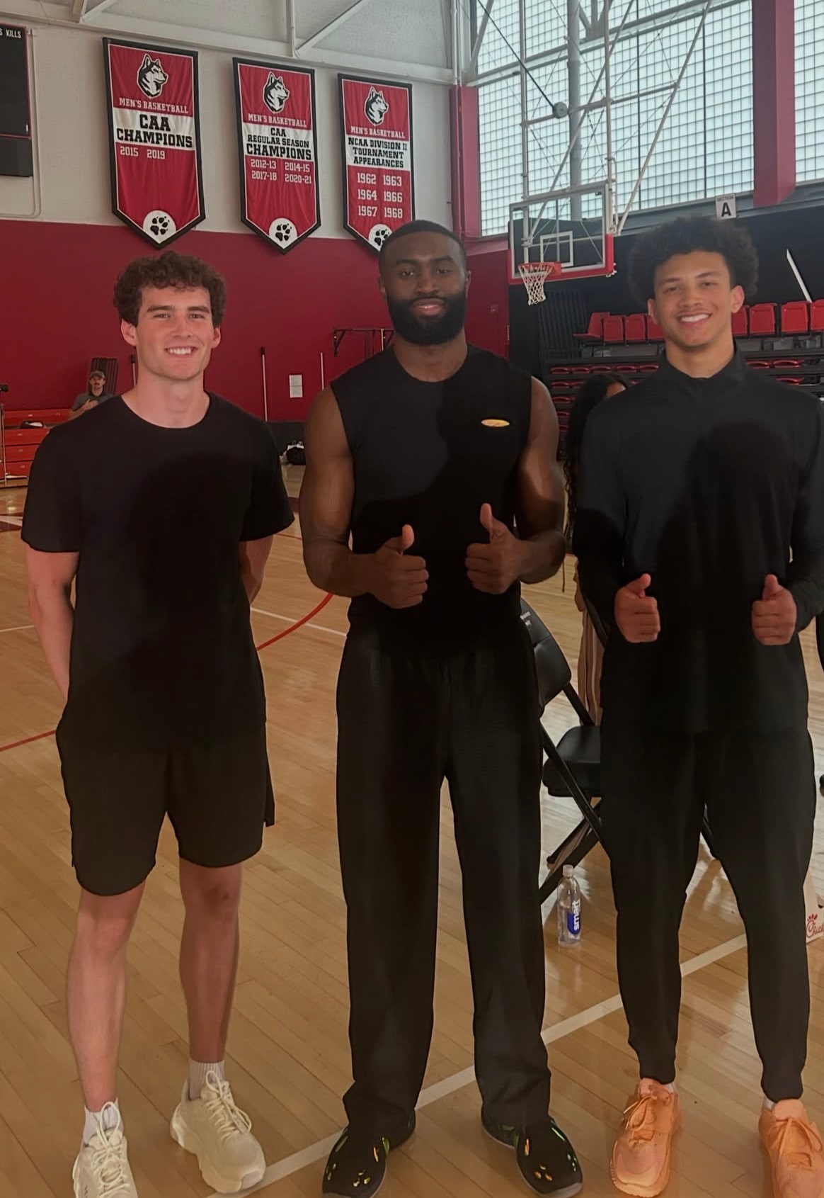 Mike Loughnane con compañeros en las instalaciones de baloncesto de Northeastern