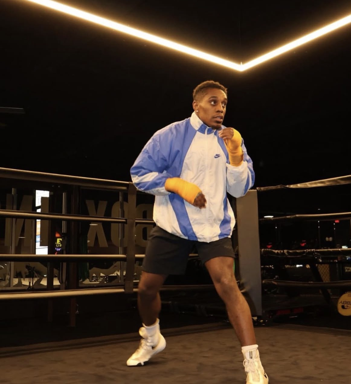 Rashidi Ellis entrenando en un gimnasio de boxeo, con las manos vendadas
