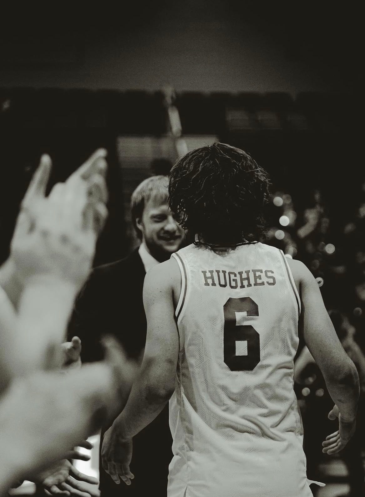 Sam Hughes saludando al público, fotografía en blanco y negro