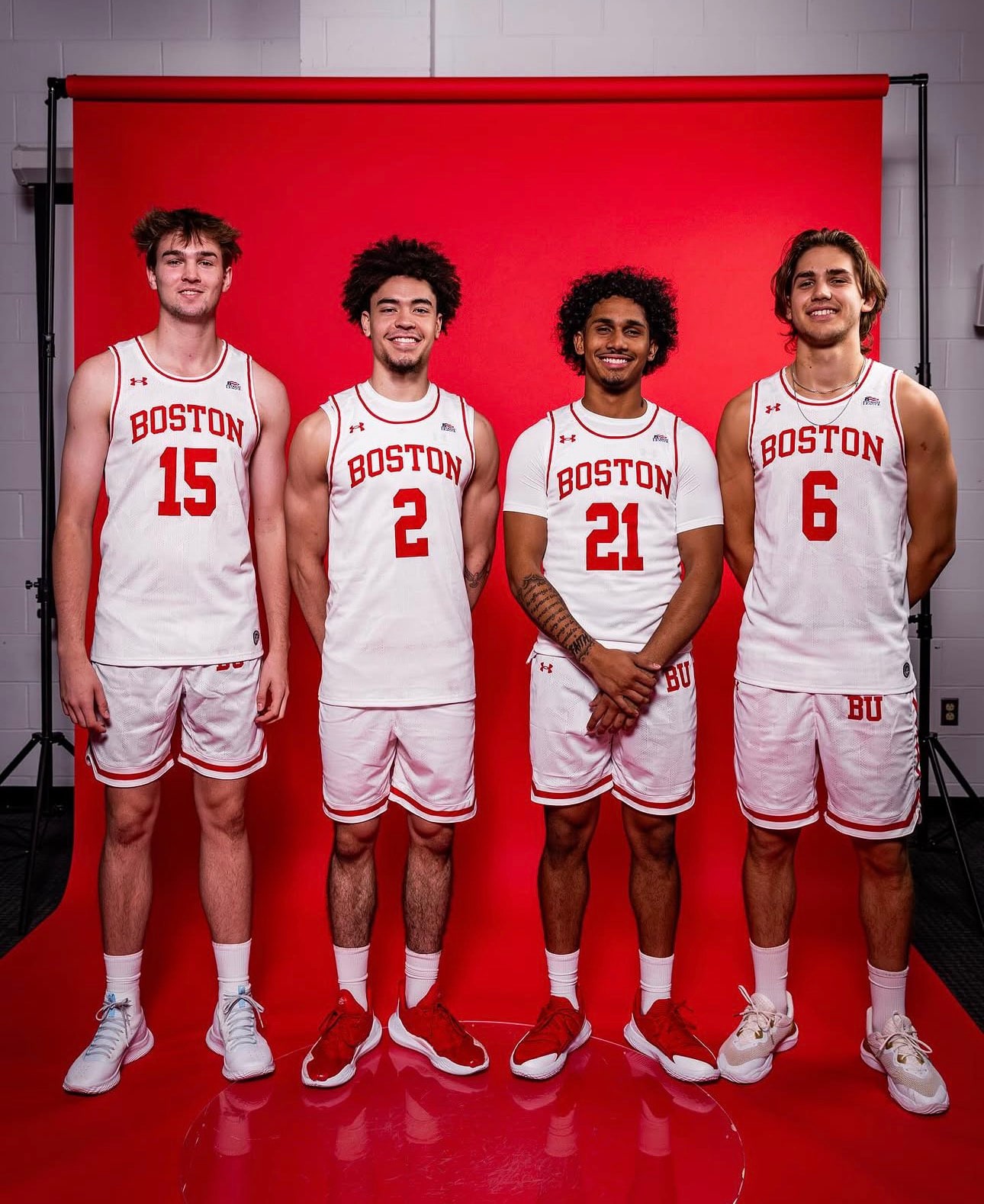 Sam Hughes con tres compañeros de equipo el día de fotos, uniformes de Boston University