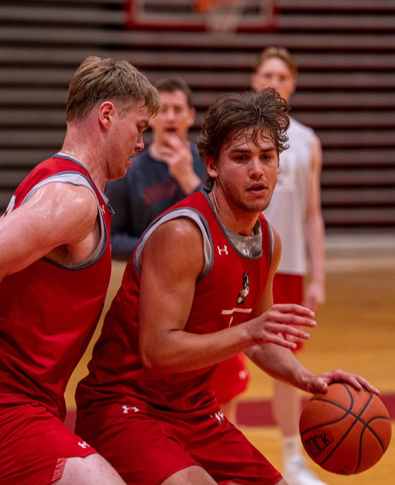 Sam Hughes en un entrenamiento de Boston University, uniforme reversible rojo