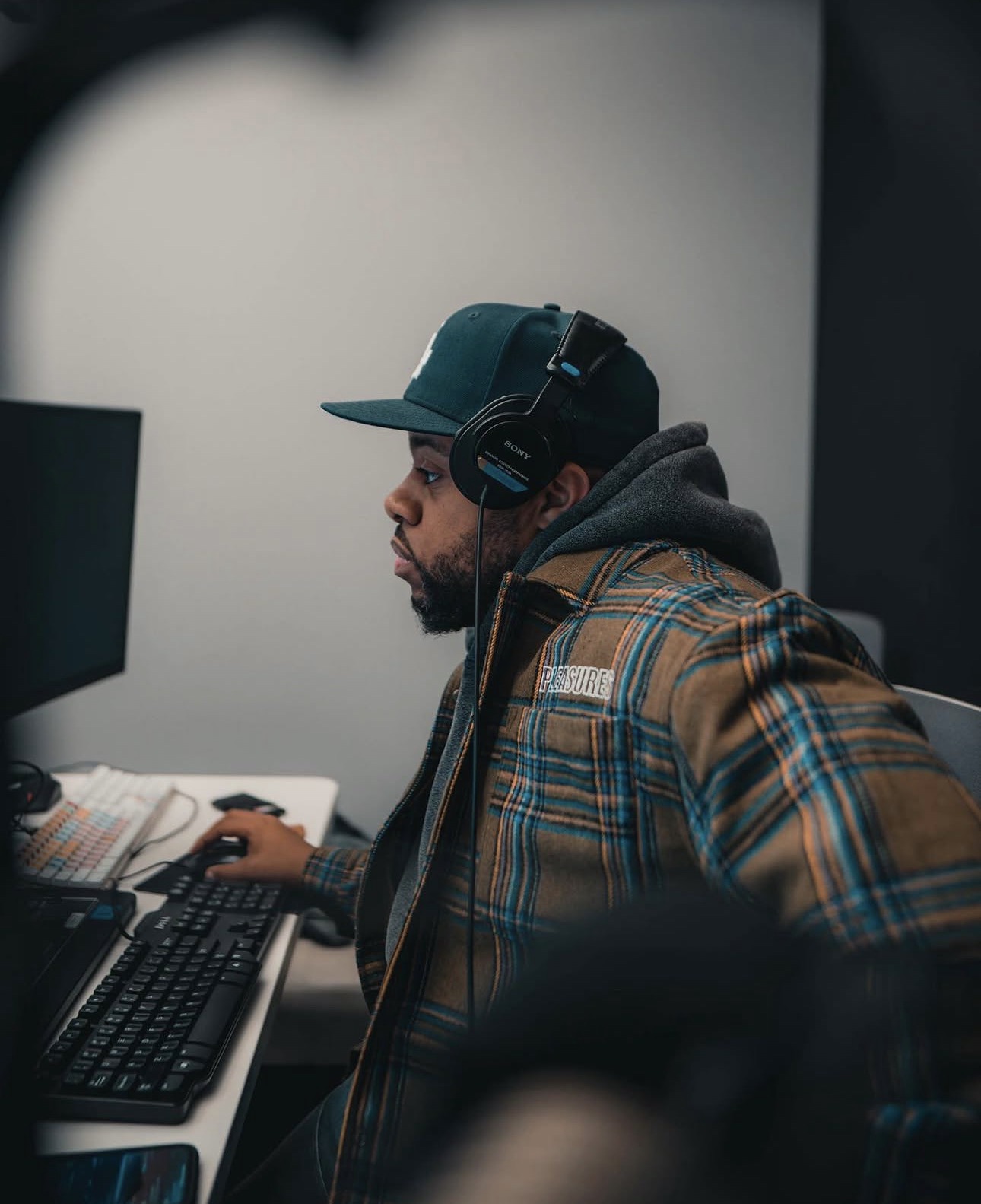 DJ E Dubble trabajando en una estación de producción