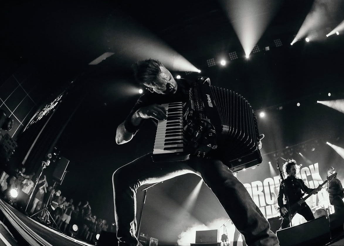 Músico de Dropkick Murphys tocando el acordeón en vivo