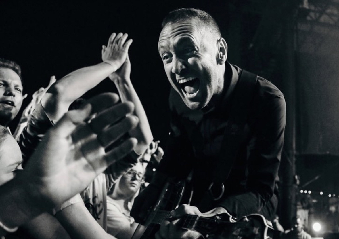 Miembro de Dropkick Murphys conectando con el público