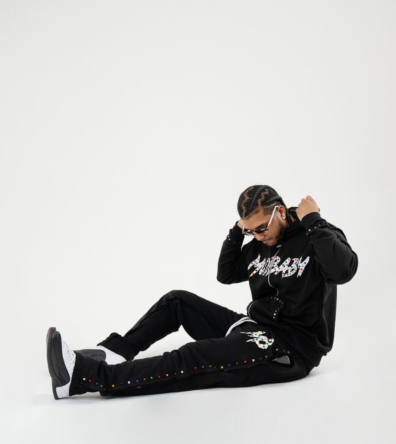 Hoodie negro de Mud Baby con detalle de piedras de colores sobre el rótulo de la marca.