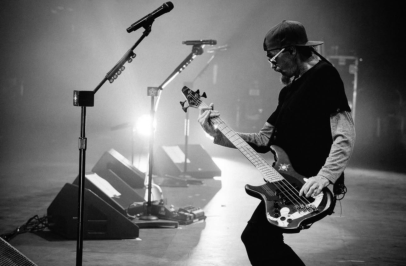 El bajista de Godsmack en pleno show, entre niebla escénica