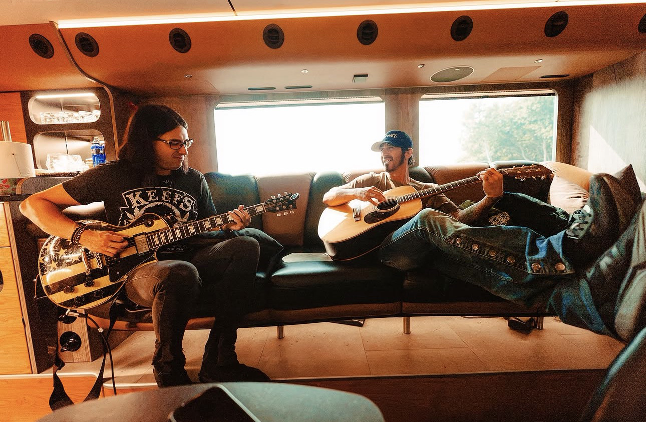 Momento detrás de cámaras de Godsmack, tocando la guitarra en el autobús de gira