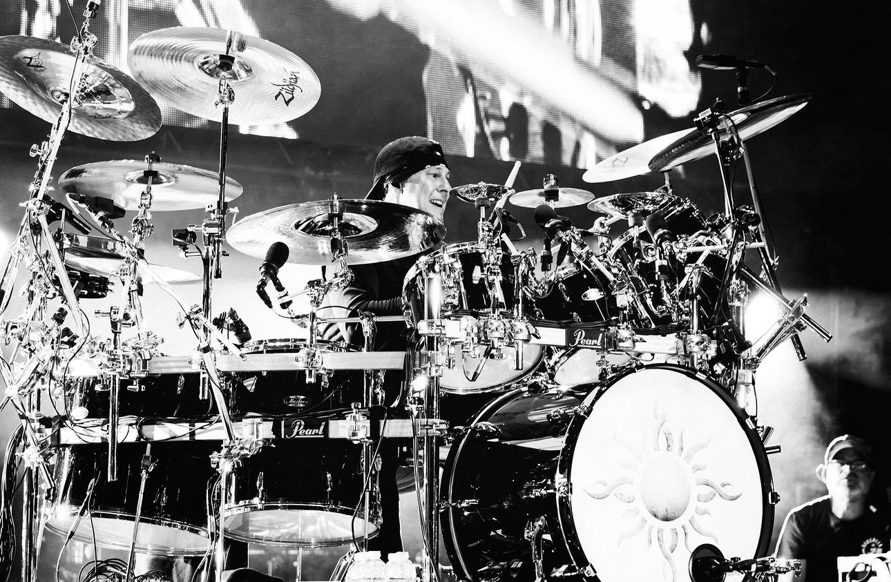 El baterista de Godsmack detrás de un set de múltiples piezas