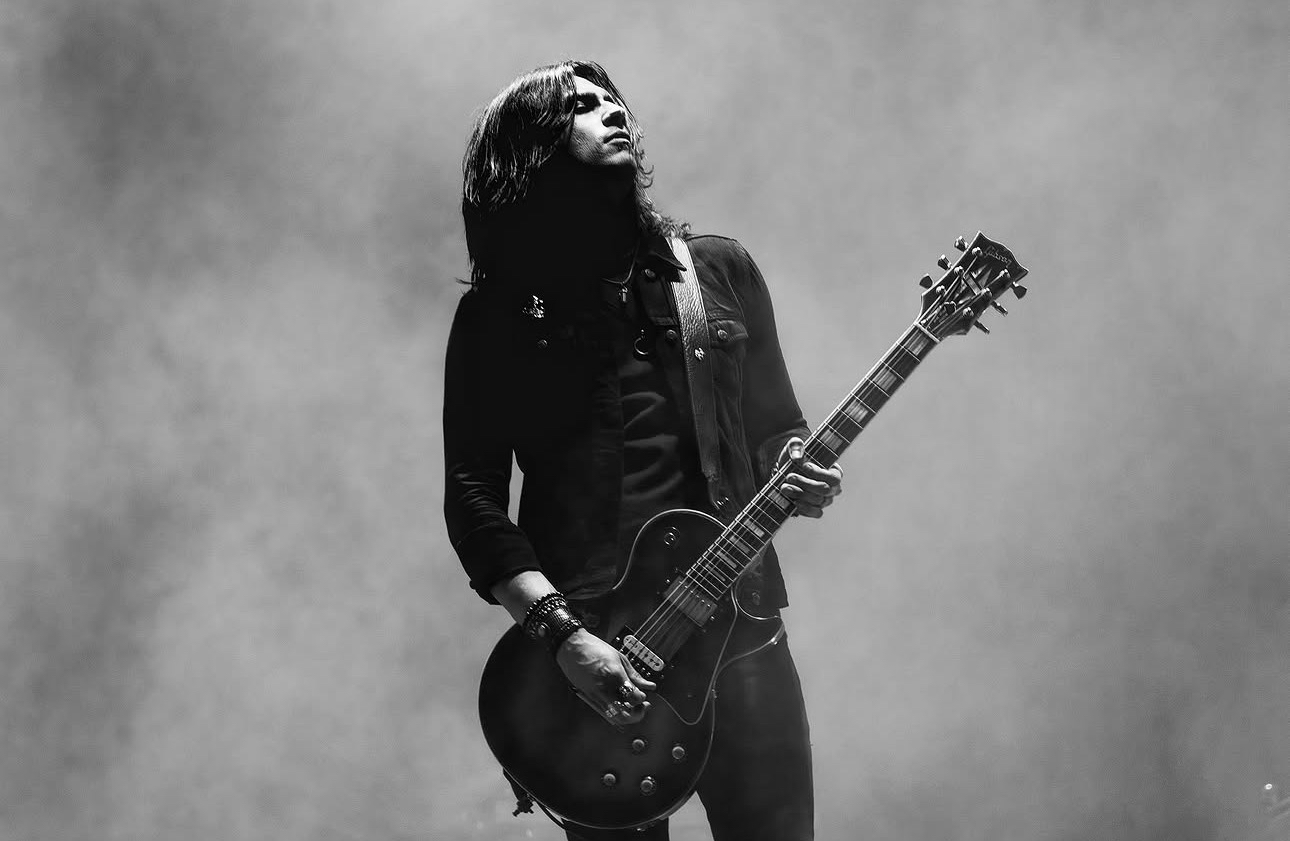 Un guitarrista de Godsmack envuelto en niebla escénica