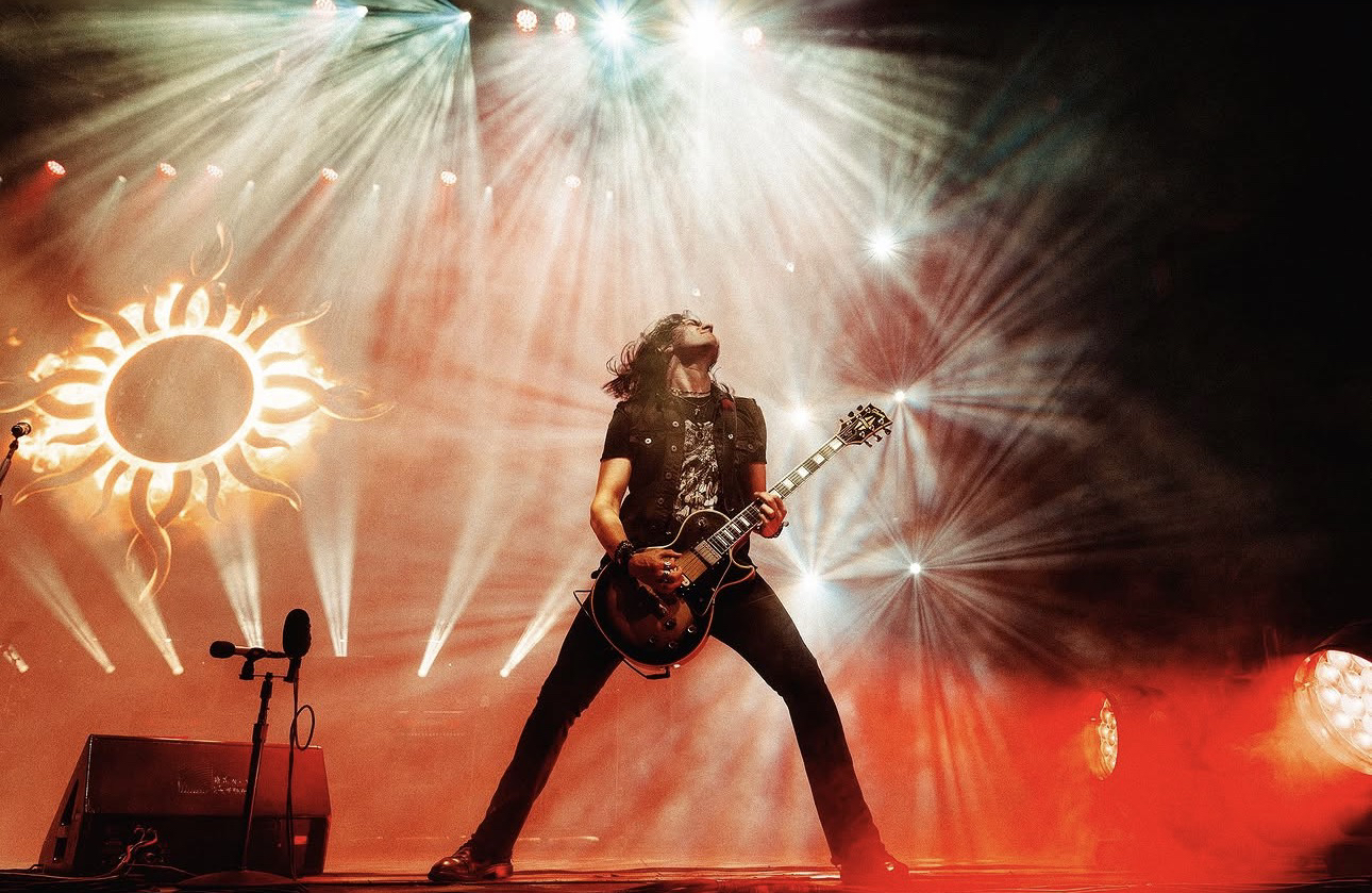 Un guitarrista de Godsmack en pleno solo, bajo luces dramáticas