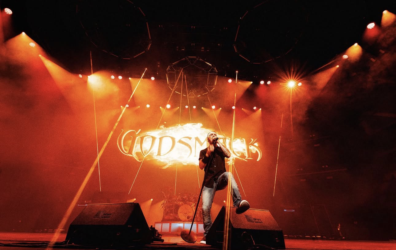 Godsmack sobre el escenario, bajo su logo iluminado