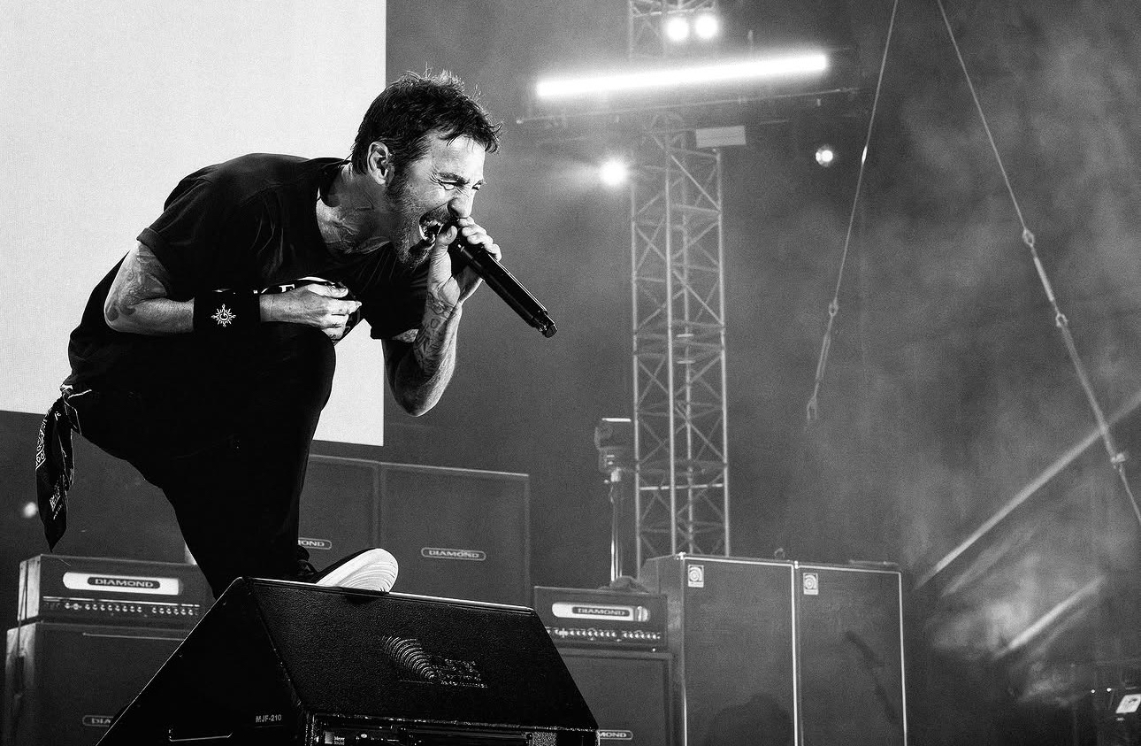 El vocalista de Godsmack en plena actuación, con un pie sobre un amplificador