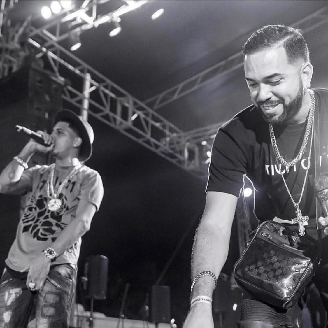 Luigi 21 Plus en tarima junto a Pusho, colaborador en "La Movie" (2017).