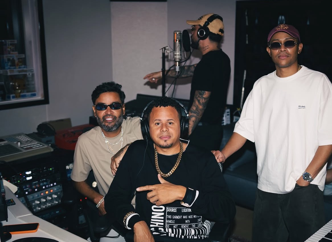 Luny Tunes en un estudio de grabación con otras tres personas, frente a un micrófono