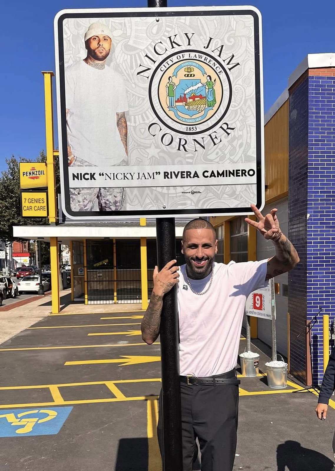 Nicky Jam junto a la señal “Nicky Jam Corner” de la Ciudad de Lawrence, Massachusetts