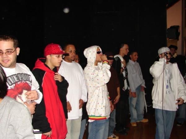 Noche De Humo, Cultural Center, South End, Boston — 3 de noviembre de 2006. Fila de artistas en los micrófonos.