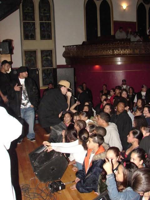 Noche De Humo, Cultural Center, South End, Boston — 3 de noviembre de 2006. Toma amplia que muestra las ventanas en arco y el balcón del recinto.