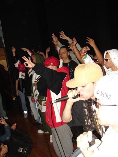 Noche De Humo, Cultural Center, South End, Boston — 3 de noviembre de 2006. En esta toma se puede ver "D Voiz" escrito en la manga de la sudadera de un artista.