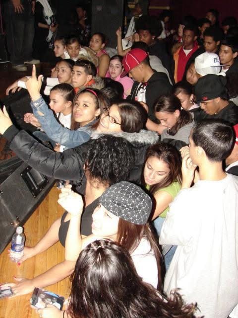 Noche De Humo, Cultural Center, South End, Boston — 3 de noviembre de 2006. Público en la barrera del escenario.