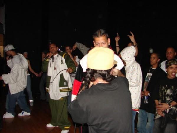 Noche De Humo, Cultural Center, South End, Boston — 3 de noviembre de 2006. Temperamento, uno de los artistas anunciados en el cartel, bailando con el público.