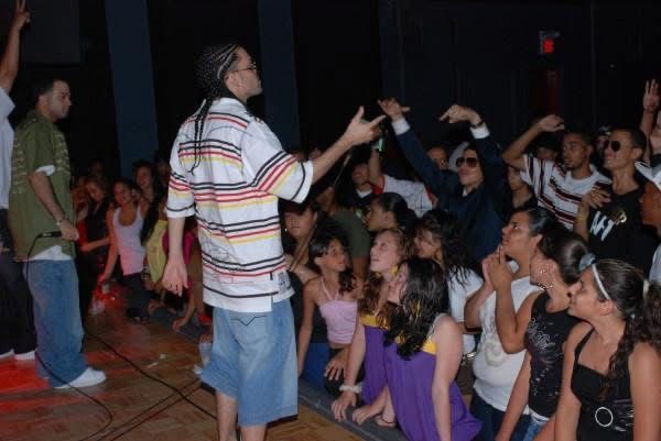 Noche Espectacular. Artista dirigiéndose al público sentado.