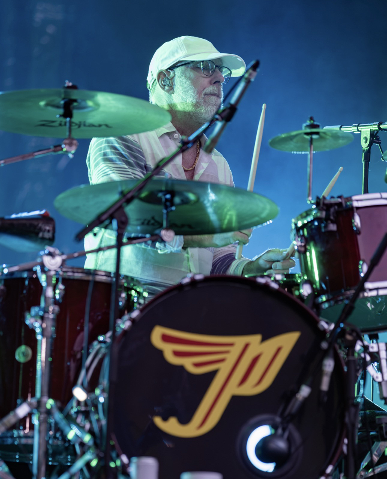 El baterista de Pixies en pleno show, con luces verdes de escenario