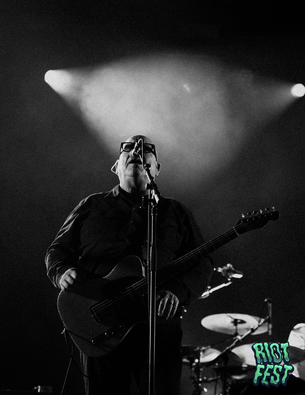 Vocalista de Pixies cantando en el escenario de Riot Fest