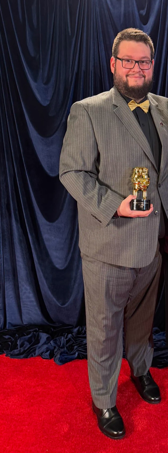 Flats sosteniendo el trofeo de Mejor Streamer de Marvel Rivals, Streamer Awards 2025