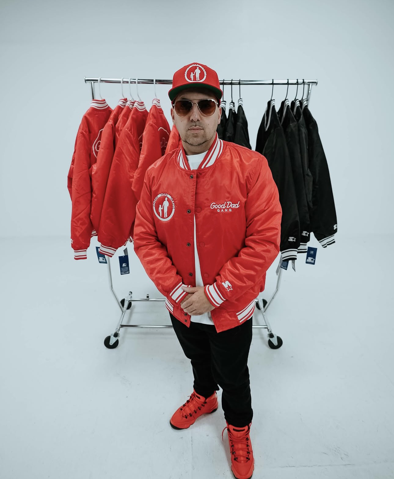 Termanology frente a un perchero de ropa de su marca Good Dad Gang