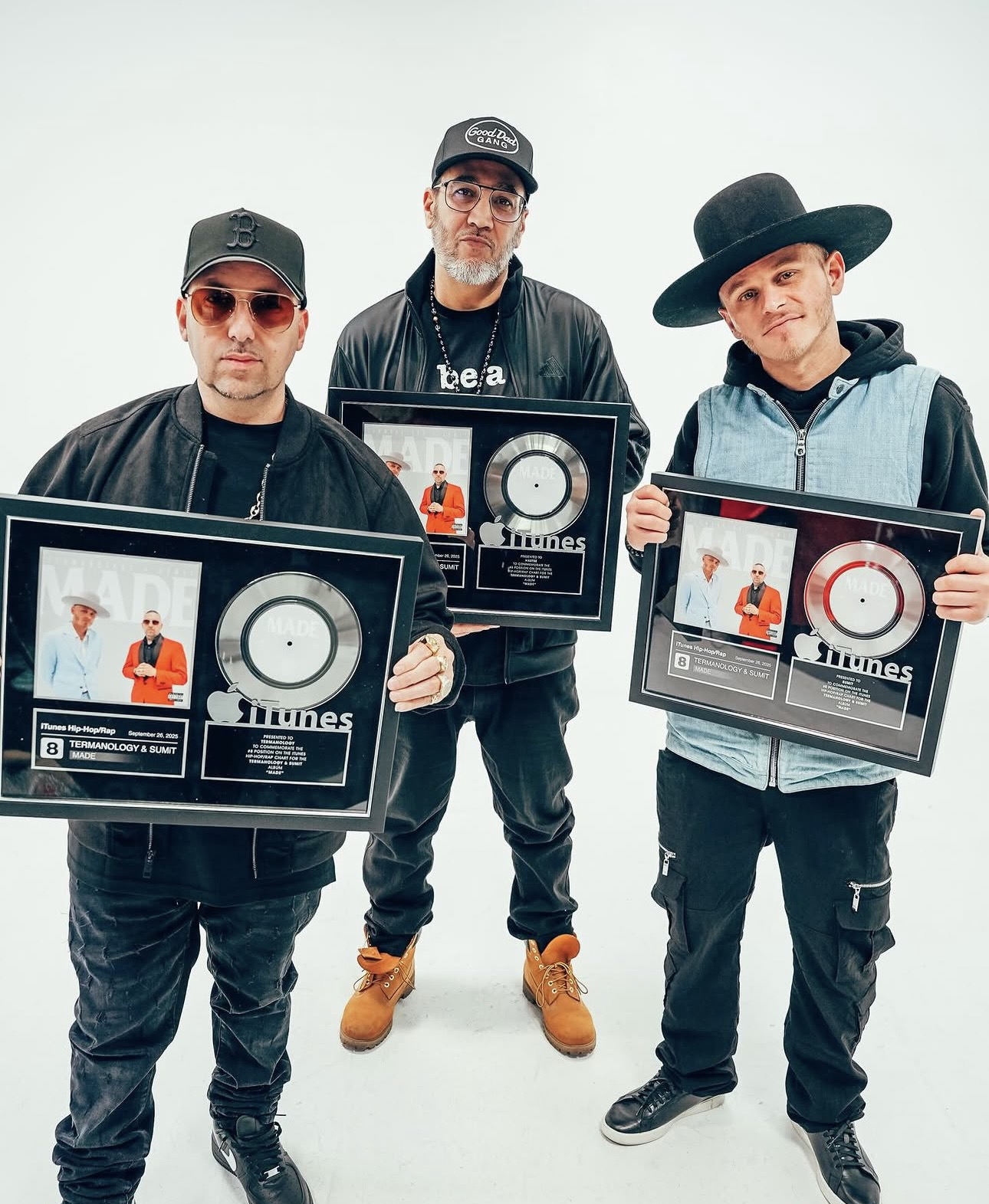 Termanology junto a SUMiT sosteniendo placas de iTunes por el álbum MADE, #8 en la lista Hip-Hop/Rap