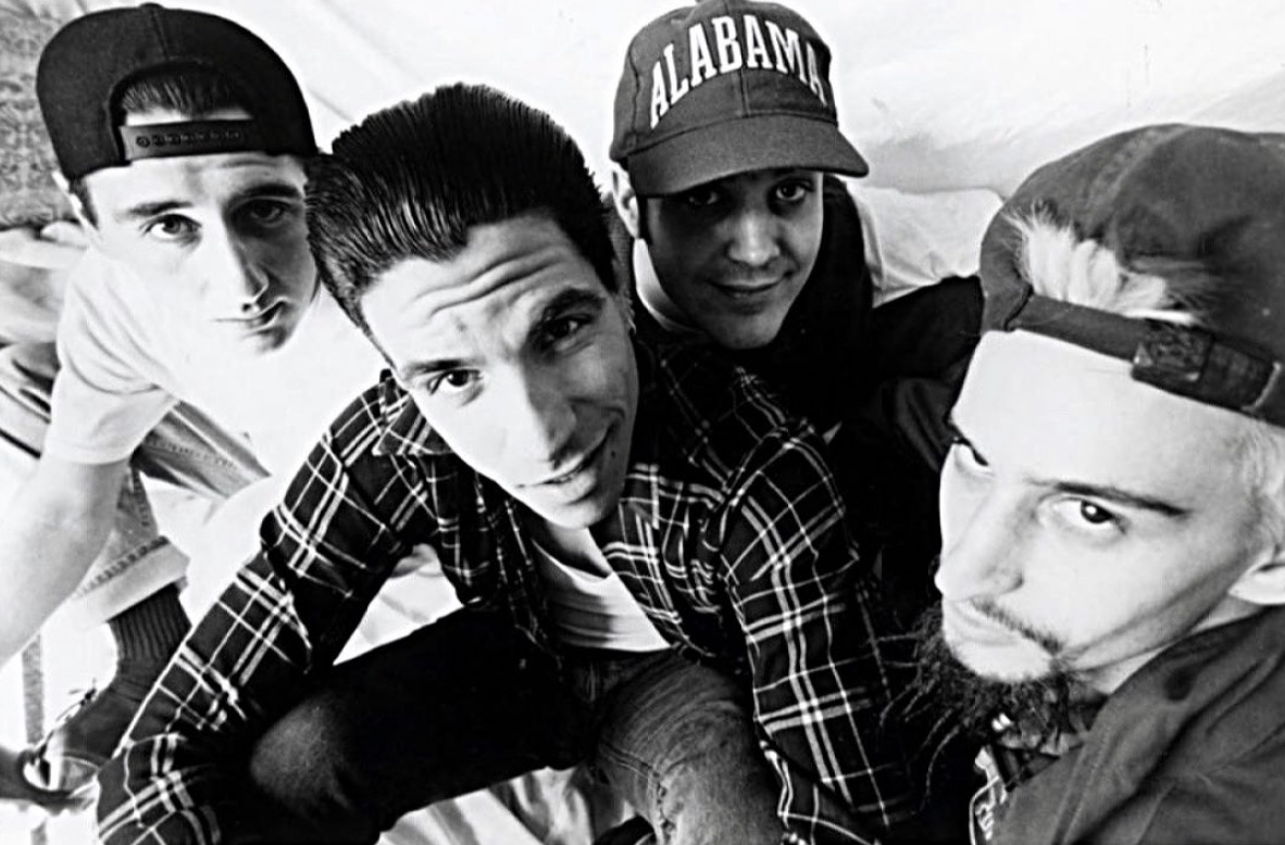 Cuatro integrantes de la banda en sus primeros años, fotografía en blanco y negro