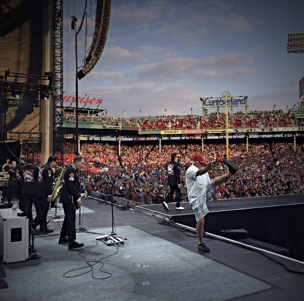 La banda en vivo sobre el escenario de Fenway Park, con el estadio lleno de público